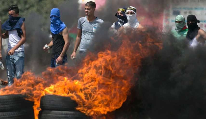 المقدسيون يتظاهرون احتجاجاً على إغلاق ابواب مسجد الاقصى