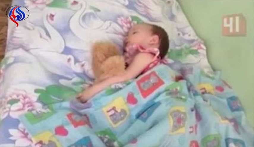 بالصور.. نامت طفلتها لعام كامل ولم تستطع ايقاظها !