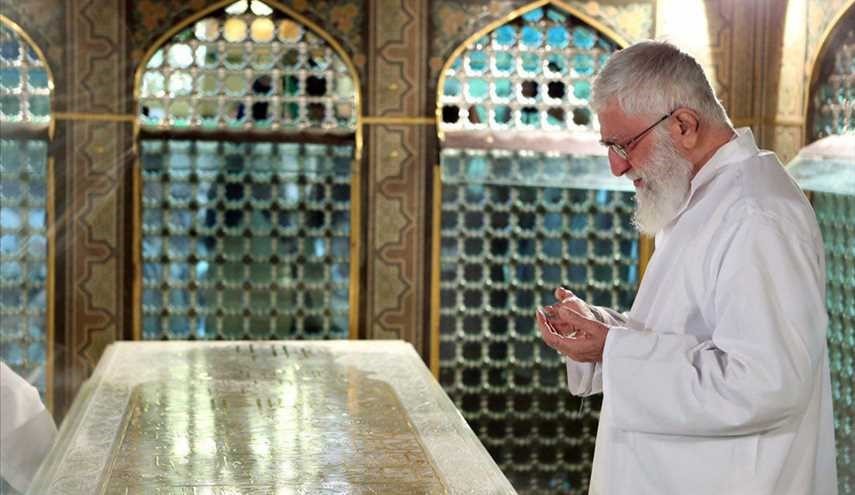 بالصور/ قائد الثورة يميط الغبار عن ضريح الإمام الرضا (ع)