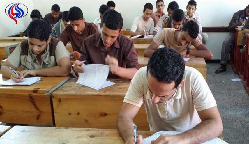 بالصورة/ طالب ليبي يهدد لجنة الامتحان بمسدس!