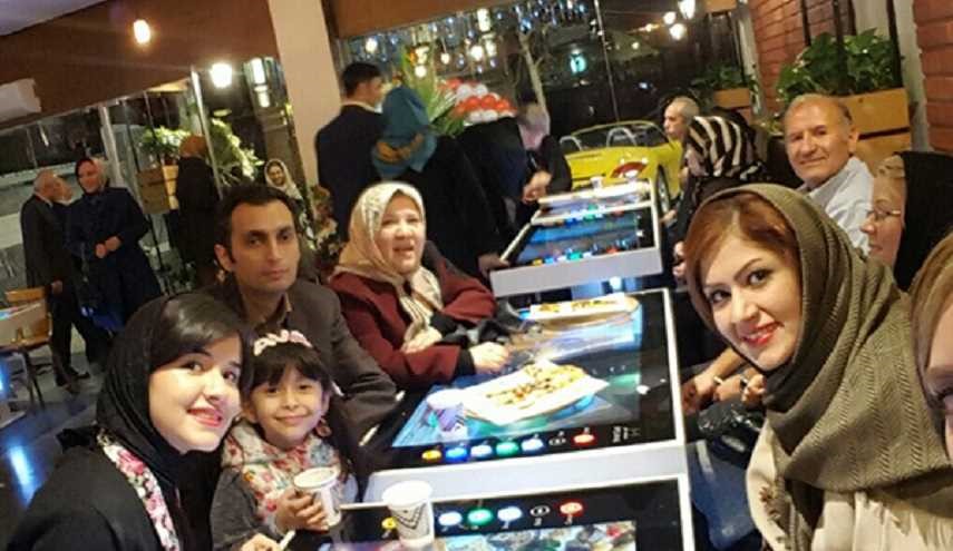 مطعم في طهران طاقمه الروبوتات