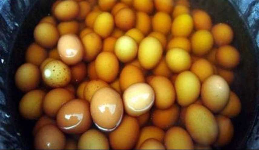 صينيون يسلقون البيض في 