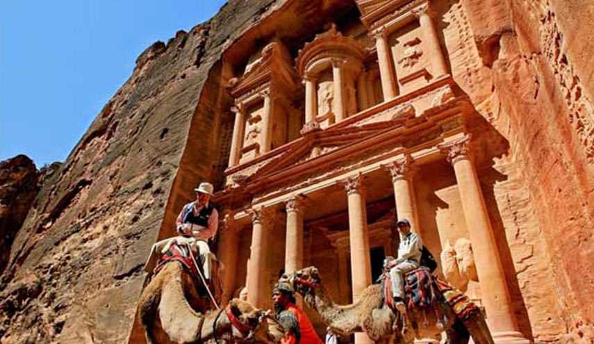 عارضة ازياء تتحول الى صرّافٍ آلي في الاردن!