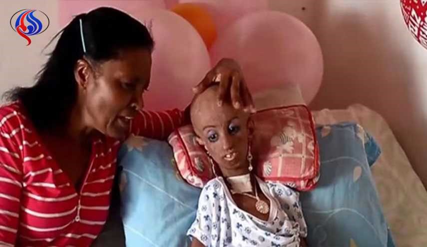 الأم عمرها 35 سنة، ابنتها 90 .. القصة التي صدمت العالم كله !