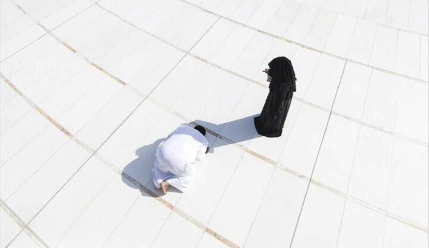 بالصور، حجاج بيت الله الحرام و حاج يصلي في ظل زوجته