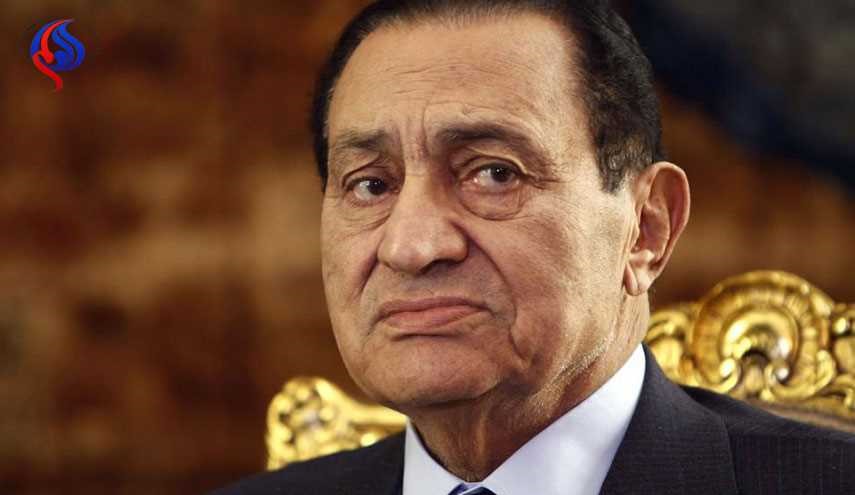 مبارك بأول ظهور له منذ خروجه من السجن يتنزه في عربة 