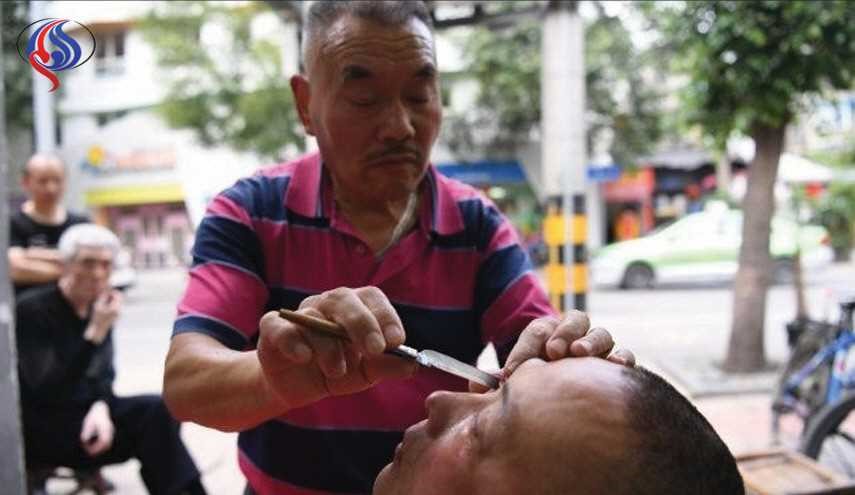 بالصور.. عجوز يثير ضجة بقدرته على تنظيف العيون بشفرة حادة!