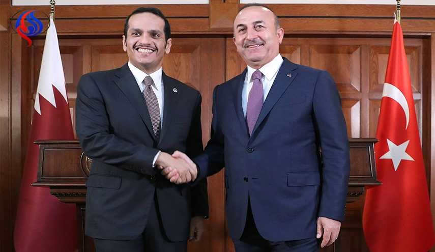 شاهد… وزير الخارجية التركي يضع صورة الأمير القطري على صدره!