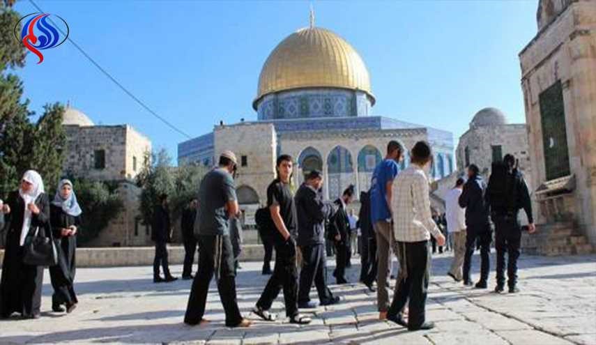 الاحتلال يعرقل دخول المصلين و الطلبة للاقصى