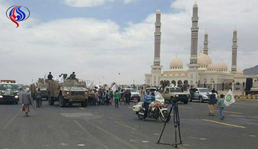 شاهد: الحوثي يدخل ميدان السبعين على متن مدرعة اماراتية