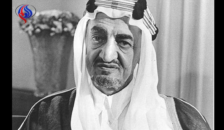 بالصورة... كائن فضائي صاحب الملك فيصل أثناء توقيعه على ميثاق الأمم المتحدة