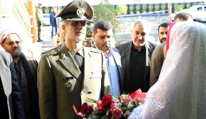 وزير الدفاع الإيراني يدق جرس مدرسة/صور