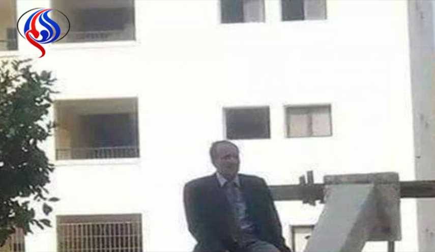 هكذا يمنع مدير المدرسة الطلاب عن الهروب!!