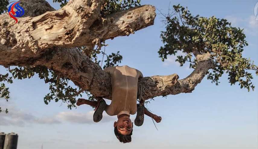 طفل فلسطيني يسعى إلى دخول 