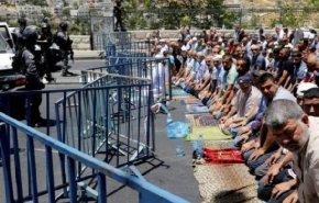 مقاومت در برابر صهیونیست ها با برپایی نماز خارج ازمسجد الاقصی+تصاویر