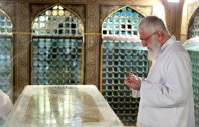گوشه‌هایی از حضور امروز رهبرانقلاب در آئین غبارروبی مضجع مطهر امام رضا(ع) + فیلم