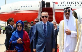 ویدیو؛ استقبال گرم امیر قطر از اردوغان

