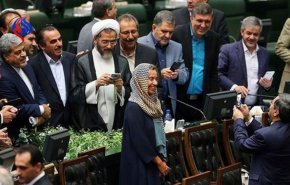 لحظه سلفی گرفتن نمایندگان مجلس با موگرینی + فیلم