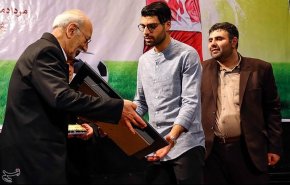 اهدای توپ طلا مهدی طارمی به موزه آستان قدس رضوی/ تصاویر
