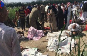 جنجال سلفی گیری  در صحنه حادثه قطار در مصر!
