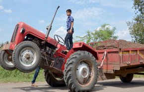 کودک هشت ساله زیر چرخ‌های تراکتور جان باخت + عکس