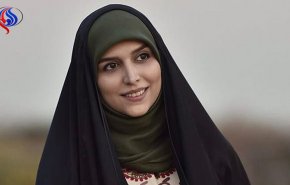 برخورد قاطع خانم مجری با یک مزاحم + عکس