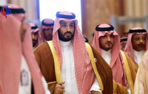ویدیو ... دلیل عجیب بن سلمان برای تاخیر در دست بوسی پدرش!