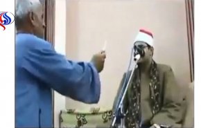 قاری مصری را با چاقو به ادامه تلاوت وادار کردند +ویدئو