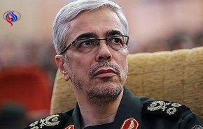 سرلشکر باقری از نمایشگاه دستاوردهای قرارگاه پدافندهوایی بازدید کرد