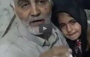 دلجویی حاج‌ قاسم سلیمانی از دختر خردسال شهید مدافع حرم + فیلم