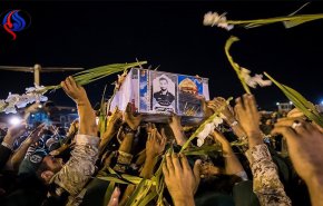 فرزند شهید حججی مقابل تابوت پدر