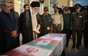 حضور رهبر معظم انقلاب در کنار پیکر مطهر شهید حججی + فیلم