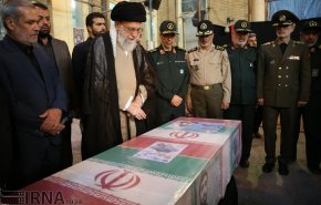 حضور رهبر معظم انقلاب در کنار پیکر شهید محسن حججی