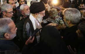 تصویری از هدیه مقام معظم رهبری به همسر شهید حججی