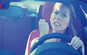 بالفيديو..هذا مافعلته إمرأة ضبطت زوجها الخائن داخل سيارة! 