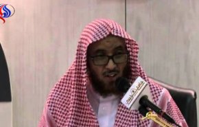 بالفيديو... وفاة شيخ بعد تسليمه من الصلاة
