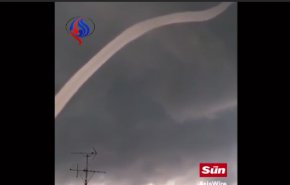 شاهد.. ظهور سحابة على شكل ثعبان تسبب صدمة في اليابان!