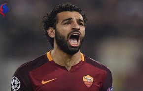 نجم المنتخب المصري محمد صلاح يتعرض للتفتيش بالمطار (صورة)