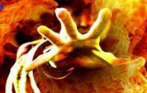 شاهد... شاب يحرق فتاة أمام أصدقائه