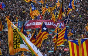 برشلونة تغلي.. ومئات الآلاف في الشارع