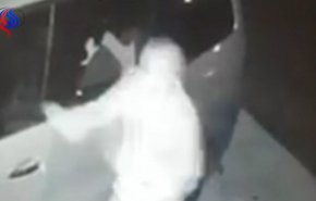 بالفيديو.. أسرة تهلع من ما فعله جارهم أمام كاميرا المراقبة!