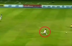 بالفيديو.. سرعة خارقة للاعب بالدوري الإندونيسي تنتهي بهدف ولا بالخيال
