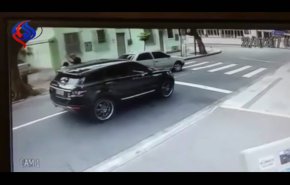 شاهدوا لحظة تعرّض لاعب كرة قدم شهير لسطو مسلّح!