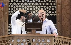 صور/مالك فريق مانشيستر يونايتد اليهودي يعتلي منبر مسجد بالرياض!