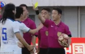 شاهد بالفيديو، لاعب يحصل على بطاقة صفراء قبل بدء المباراة
