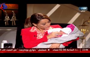 بالفيديو... مذيعة تفاجئ مشاهديها بشراء رضيعة من موقع لبيع الأطفال