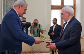 تقدیم رونوشت استوارنامه سفرای جدید کوبا و قبرس به ظریف + تصاویر