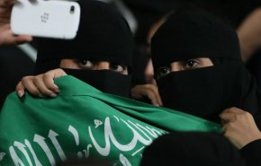 بالأصفر والأزرق... عباءات نسائية في الطريق إلى منصات التشجيع في الملاعب السعودية 