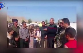 فیلمی از مرد زلزله‌زده ای که کنار خانه‌اش که با ویران شده بازی ایران-استرالیا را گزارش می کند