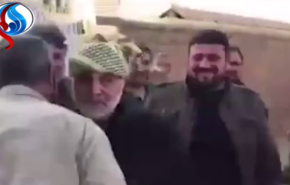 حضور سردار سلیمانی در میان رزمندگان لحظاتی پس از آزادسازی شهر البوکمال + فیلم